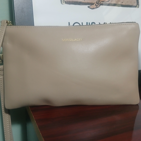 LIKE NEW Doris & Jacky Leather Wristlet - Picture 1 of 6